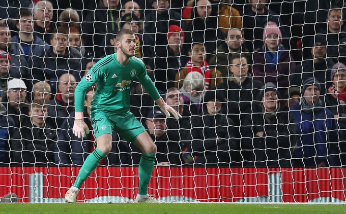 Mourinho fires warning to Man United board over De Gea contract