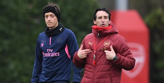 Arsenal star aims dig at Unai Emery for alienating Mesut Ozil