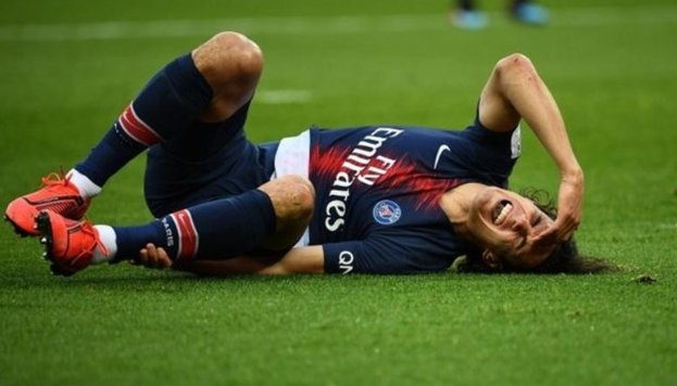 Cavani limps off ahead of Man United clash with Neymar ruled out