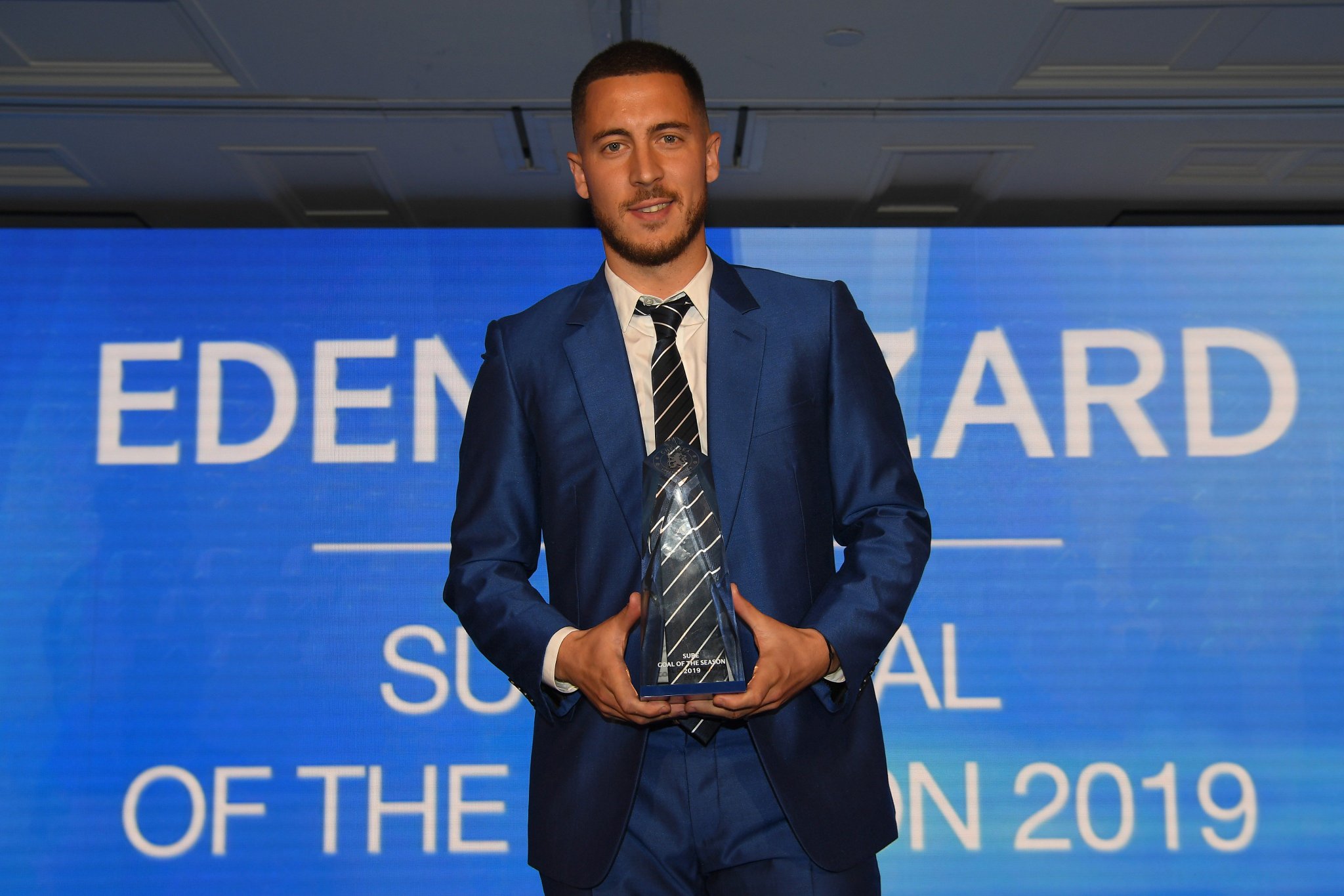 Hazard jokes with Chelsea fans about rejecting Madrid move at club’s award night