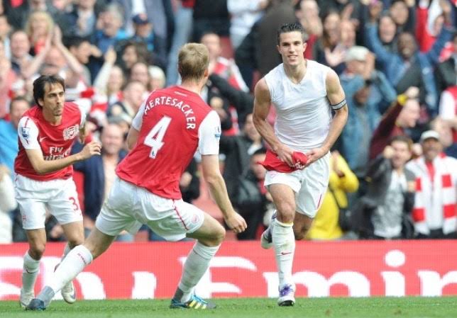 Van Persie hits back at Mertesacker over Arsene Wenger criticism