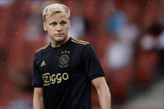 Van de Beek tells Ajax team-mates he’s moving to Man Utd