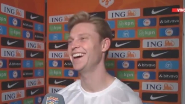 Frenkie De Jong laughs at Man Utd question after Barcelona reject bid