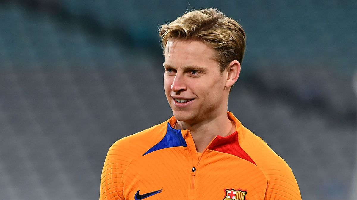 Frenkie De Jong sends Man Utd transfer message in brutal attack on Barcelona board
