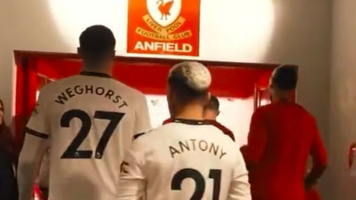 Weghorst leaves Man Utd fans furious with Anfield tunnel gesture