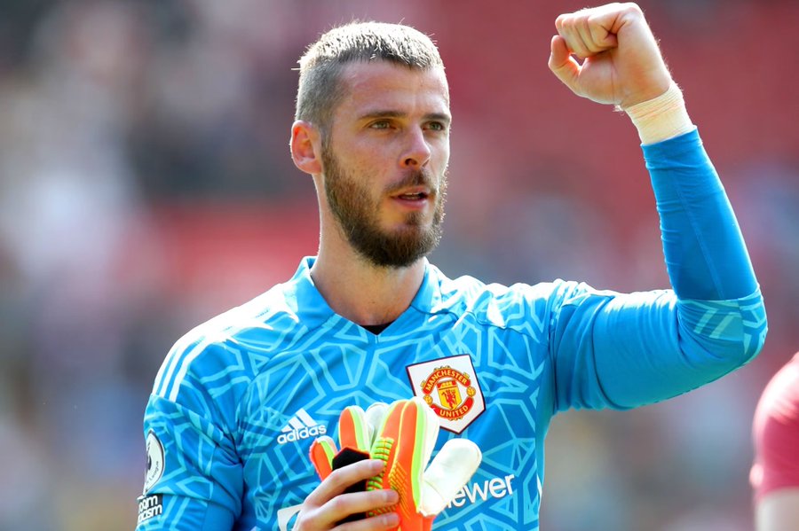 David de Gea reacts to winning Golden Glove award