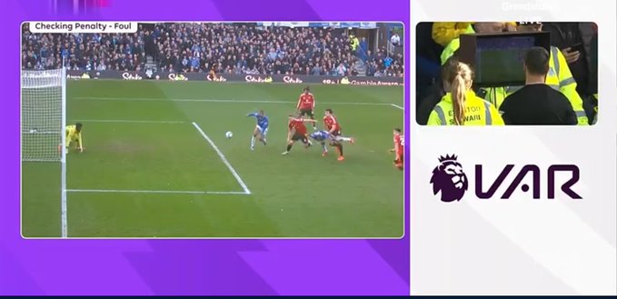 Michael Owen slams VAR ‘mistake’ over Everton penalty in Man Utd draw